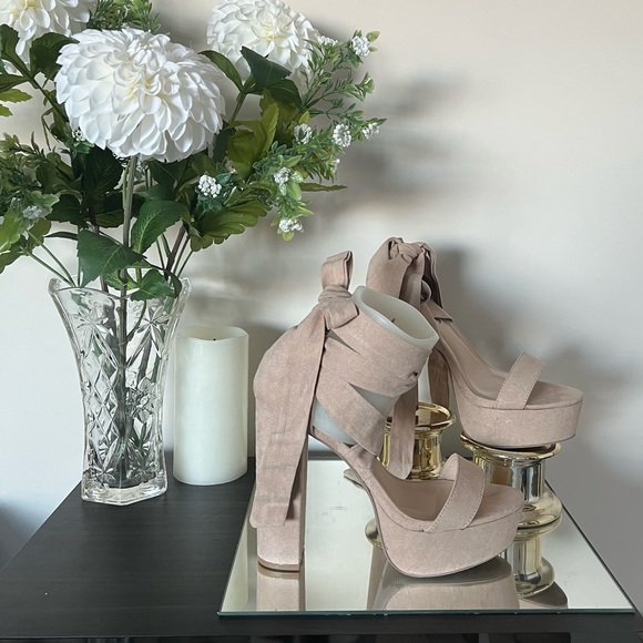 Fashion Nova beige plot twist heel - Picture 1 of 8